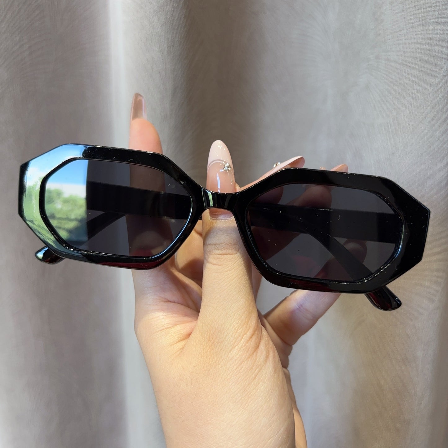 Square Frame Sunglasses - By LAQUEZ.