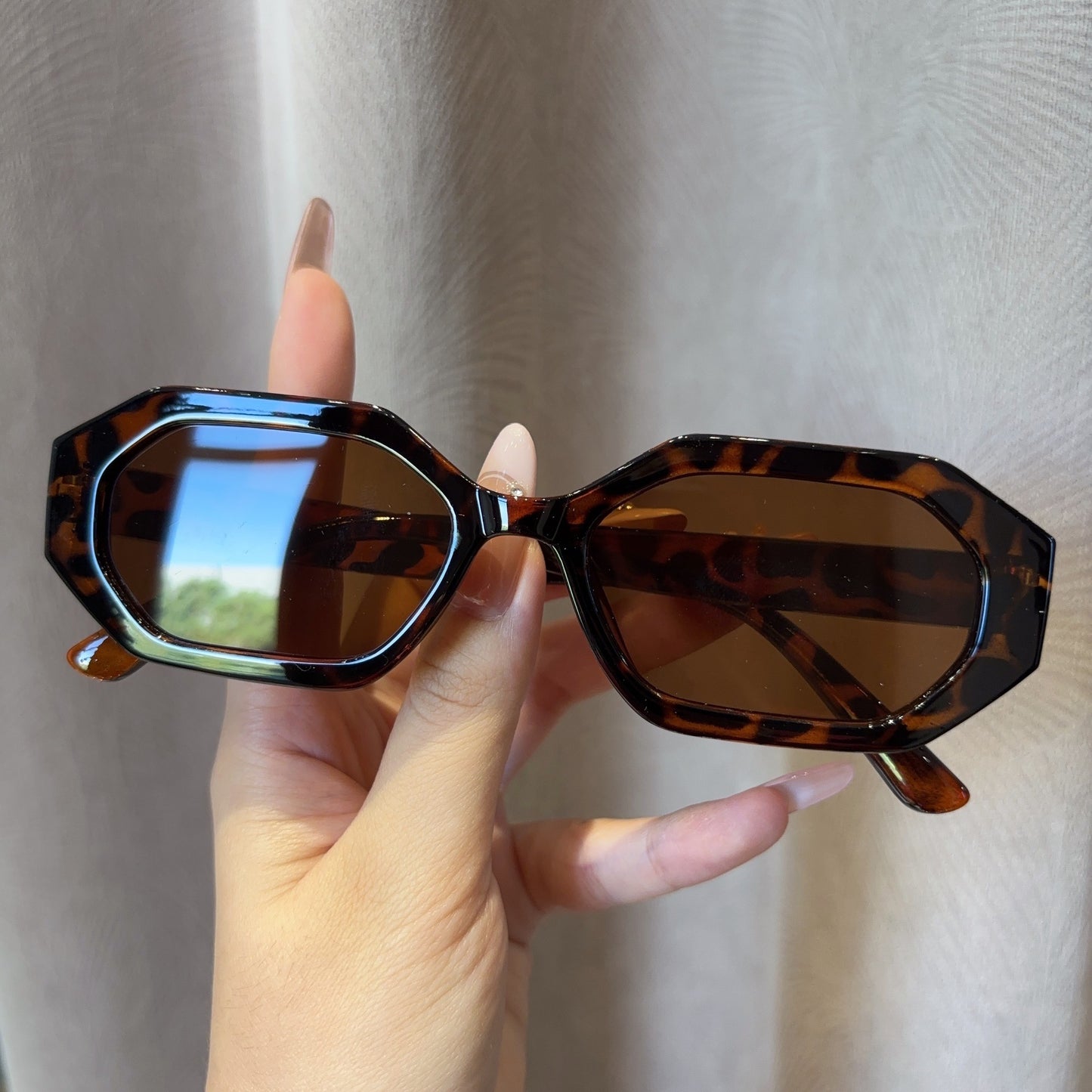 Square Frame Sunglasses - By LAQUEZ.